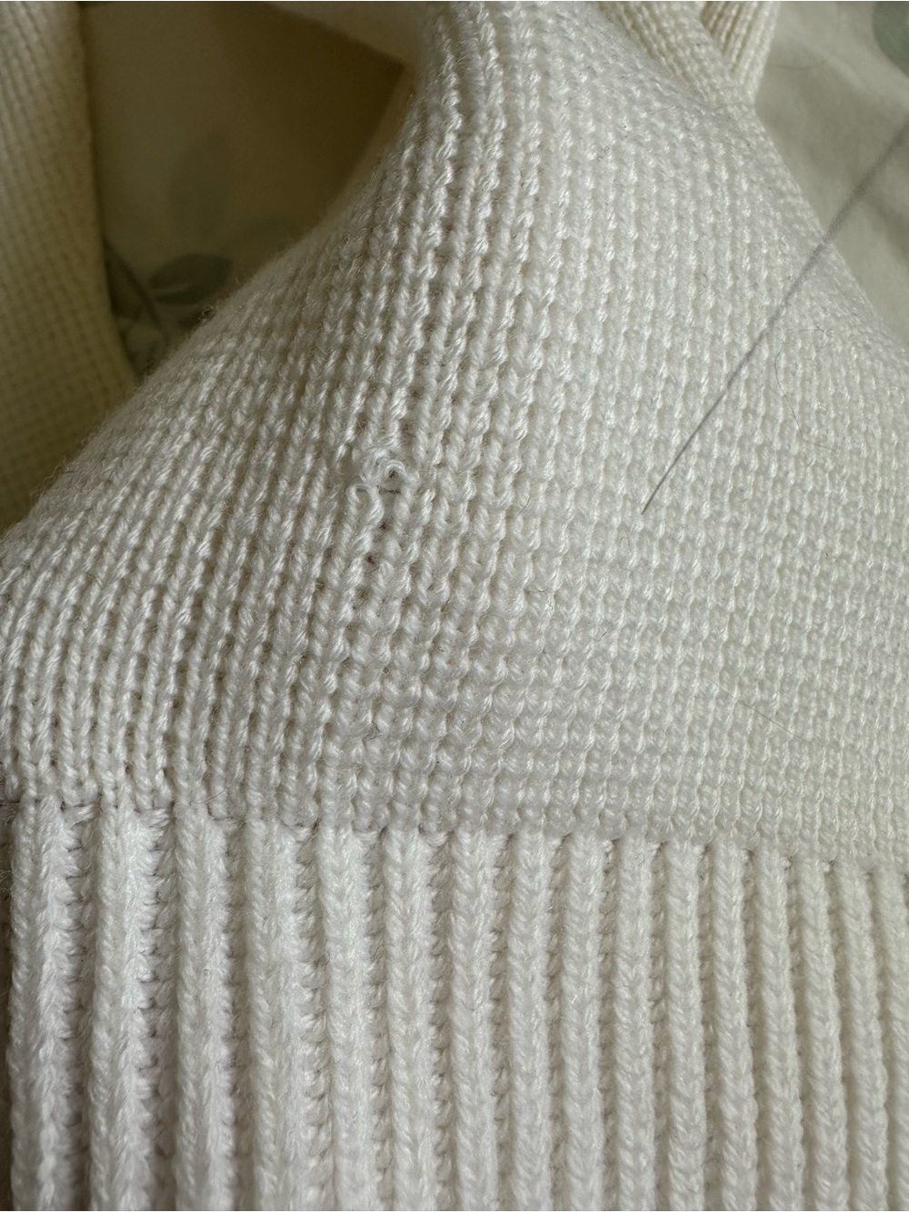 NWT - Aritzia Babaton Meraki Merino Wool Cardigan - Avorio - Small *Small Hole* - Picture 8 of 9